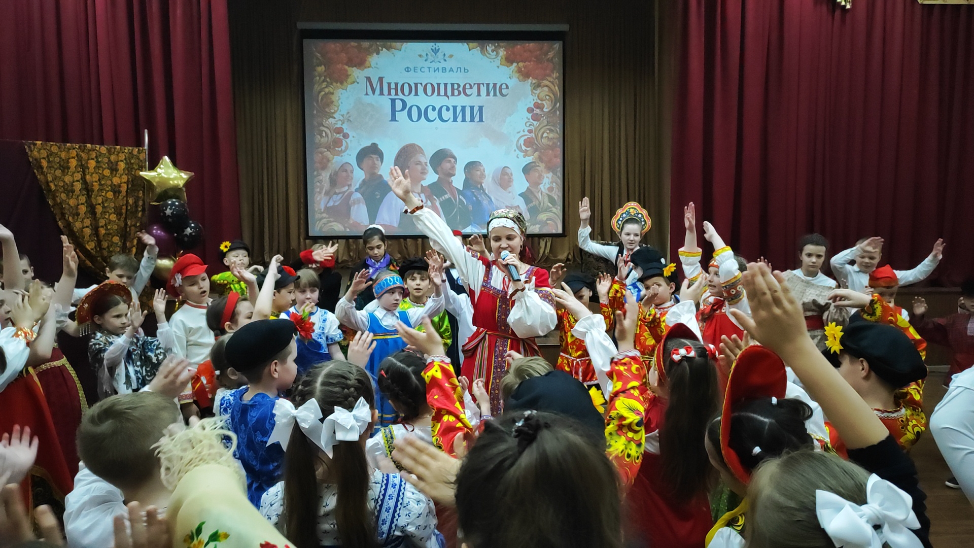 В Курской области проходит фестиваль «Многоцветие России»