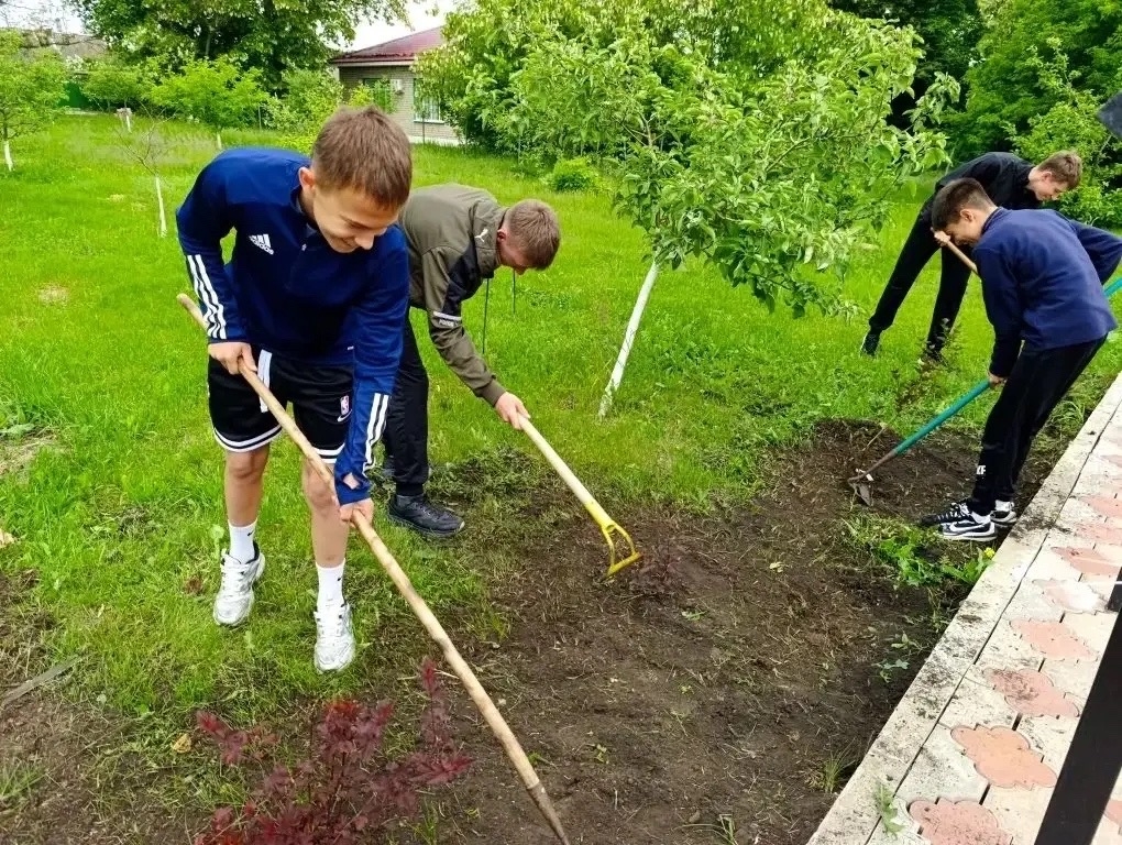 Более 1300 несовершеннолетних курян были временно трудоустроены в период летних каникул