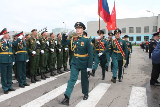 И новые памятники в честь великого дня!