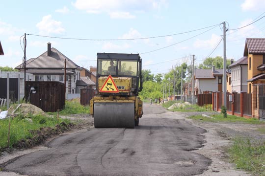 В Кукуевке жители сами укатывают себе дорогу