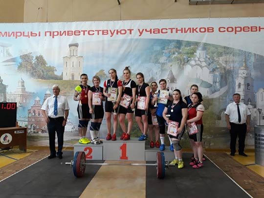 Выходят спокойно и штангу берут