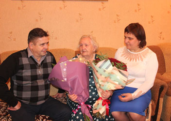Цветы, подарки и письмо из Кремля
