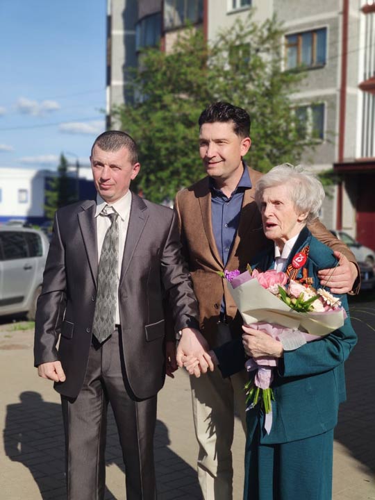 Максим Мамзурин поздравил курянку со 100-летием
