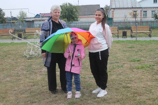 «А в небе аист – несёт малыша»
