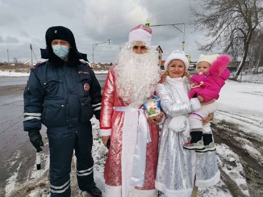 В полиции тоже есть Дед Мороз и Снегурочка