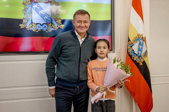 Глава региона подарил ноутбук школьнице из многодетной семьи