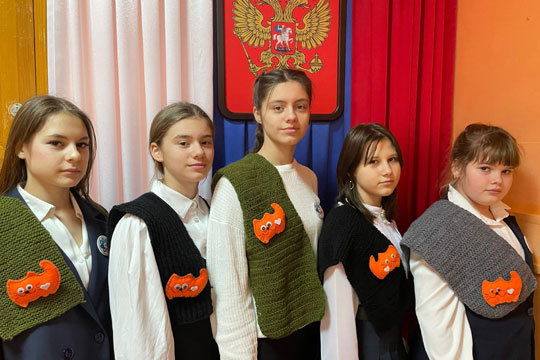 Школьники передали военным подарки