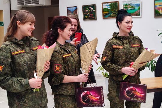 Цветы для девушек в погонах