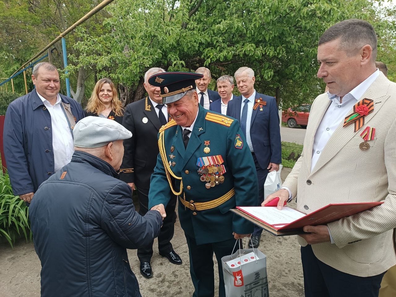 Ветерана поздравили с Днем Победы и присвоили почетное звание